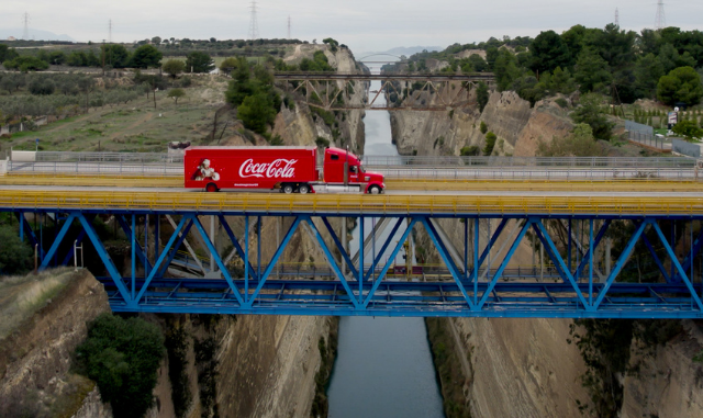Το εμβληματικό φορτηγό της Coca-Cola ολοκλήρωσε το ταξίδι του και σκόρπισε την αληθινή μαγεία των Χριστουγέννων σε όλη την Ελλάδα!