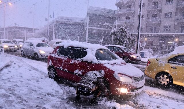 Κακοκαιρία Ελπίδα: Κραυγή απόγνωσης από τους εγκλωβισμένους οδηγούς