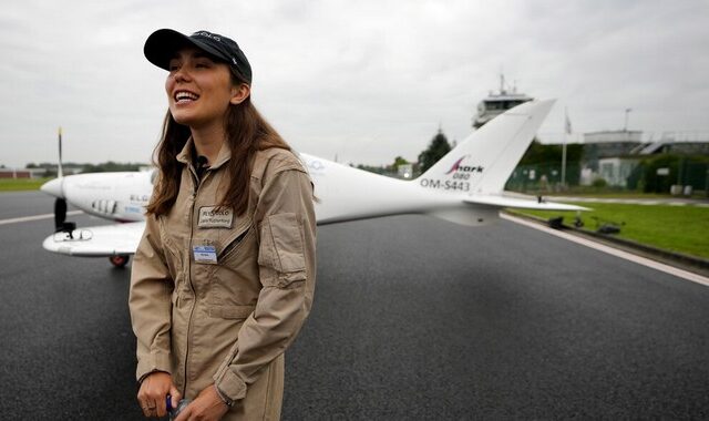 Μια 19χρονη έκανε τον γύρο του κόσμου με μηχανοκίνητο αεροσκάφος