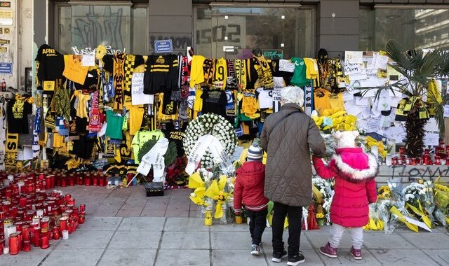 Δολοφονία 19χρονου Άλκη: Σε ασφαλές σημείο μεταφέρονται τα αφιερώματα στη μνήμη του