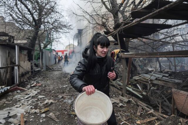 Ουκρανία: Κάτοικοι στο Κίεβο – “Ελπίζουμε οι Ευρωπαίοι και οι Αμερικανοί να σταματήσουν τον Πούτιν”