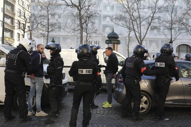 Γαλλία: Δεκάδες προσαγωγές στην κινητοποίηση του “Κομβόι της Ελευθερίας” – Αναχωρεί για Βρυξέλλες
