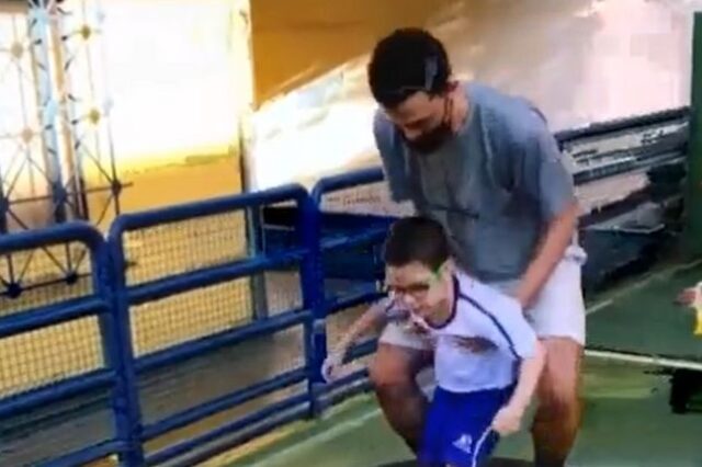 Συγκίνηση: Γυμναστής παίρνει αγκαλιά μαθητή με αναπηρία και κάνουν μαζί τις ασκήσεις