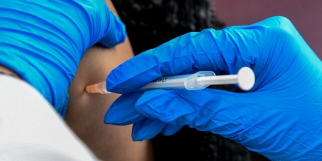 Πλεύρης: “Εκτιμώ ότι από Σεπτέμβριο θα πάμε σε 4η δόση εμβολίου για όλους”