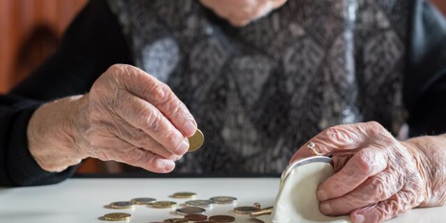 Πετρούπολη: Σύλληψη ηλικιωμένης που έκλεψε από σούπερ μάρκετ – Η εταιρεία αποσύρει τη μήνυση