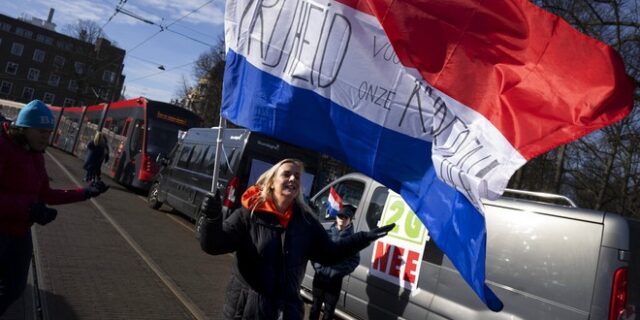 Ολλανδία: “Κομβόι της Ελευθερίας” απέκλεισε το κέντρο της Χάγης