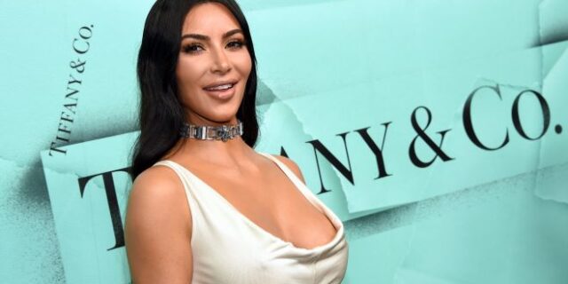 Kim Kardashian: Νυχτερινό μπάνιο στην πισίνα με μαύρο μπικίνι και δερμάτινα γάντια