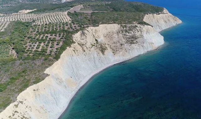 Μεσσηνία όπως Νορμανδία: Οι άγνωστες κατακόρυφες ακτές που κόβουν την ανάσα