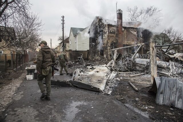Έτοιμη να συζητήσει για εκεχειρία δηλώνει η Ουκρανία – Σε στενό κλοιό το Κίεβο, ολονύχτιες μάχες