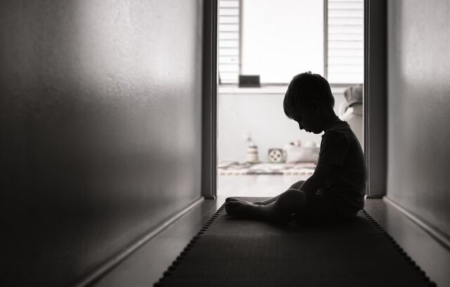 Σοφία Μπεκατώρου: Αποκάλυψε κακοποίηση 4χρονου αγοριού από τον γιο της νταντάς του, με την “κάλυψή” της