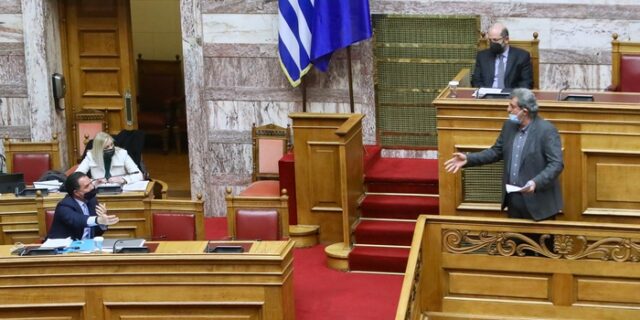 Πολάκης: “Πρώτη φορά εδώ και 40 χρόνια που προεδρεύων της Βουλής, κλείνει τα μικρόφωνα”