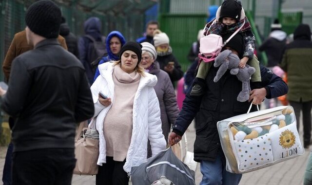 Πόλεμος στην Ουκρανία: Δεκάδες χιλιάδες πρόσφυγες αναζητούν καταφύγιο στις γειτονικές χώρες