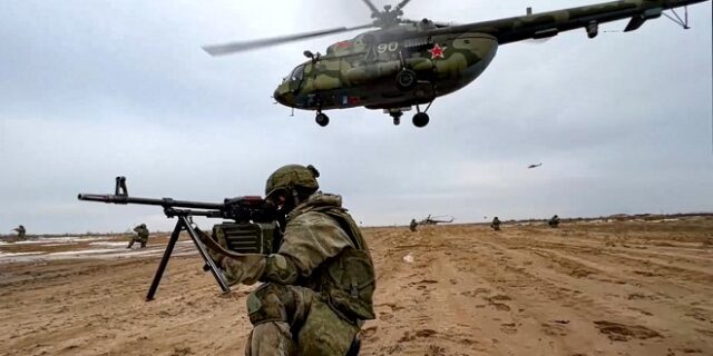 Πόλεμος στην Ουκρανία: Ο ρωσικός στρατός στα περίχωρα του Κιέβου – Δραματική έκκληση Ζελένσκι