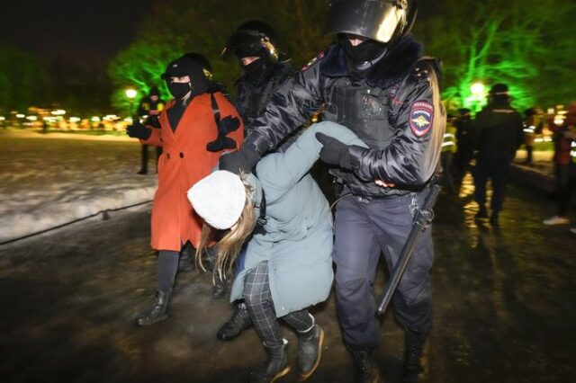 Ρωσία: Οσοι συμμετέχουν στις αντιπολεμικές διαδηλώσεις ρισκάρουν πολλά περισσότερα από μία σύλληψη