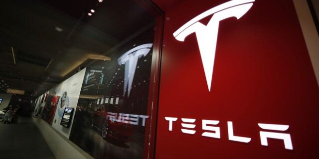 Tesla: Μαύροι εργαζόμενοι κατηγορούν την εταιρία για ρατσισμό – Τους αποκαλούσαν “φυτεία”