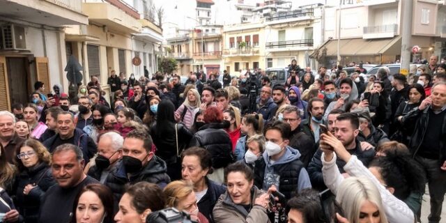 Θάνατος τριών κοριτσιών: Όχλος έξω από το σπίτι της Ρούλας Πισπιρίγκου