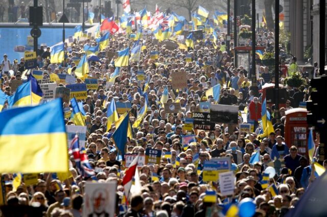 Βρετανία: Χιλιάδες διαδηλωτές στο πλευρό του ουκρανικού λαού