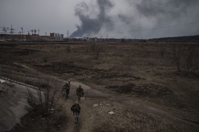 Πόλεμος στην Ουκρανία: Εντείνονται οι βομβαρδισμοί – Αεροπορική επιδρομή σε στρατιωτική βάση