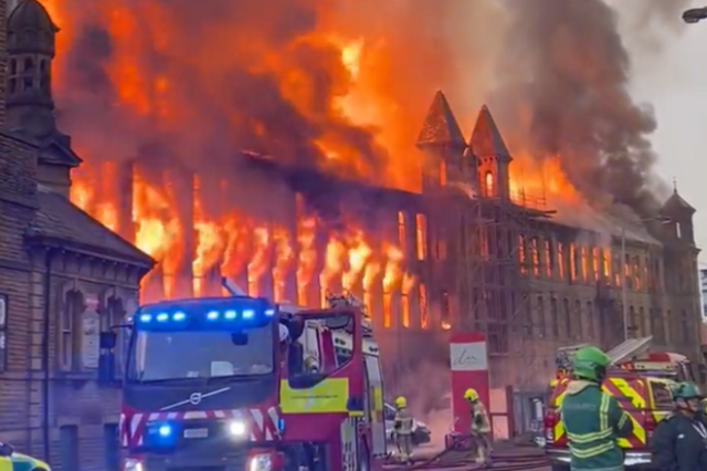 Βρετανία: Στις φλόγες κτήριο του 19ου αιώνα που γυρίστηκαν Peaky Blinders και Downton Abbey