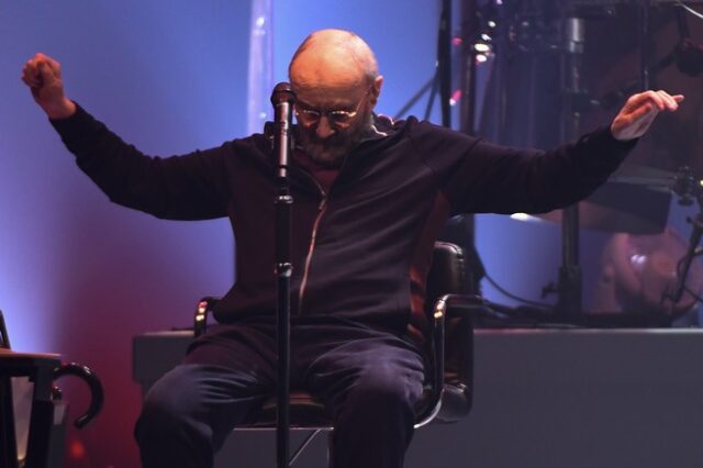 Φιλ Κόλινς: Αποχαιρέτησε το κοινό στην τελευταία του συναυλία τραγουδώντας καθιστός