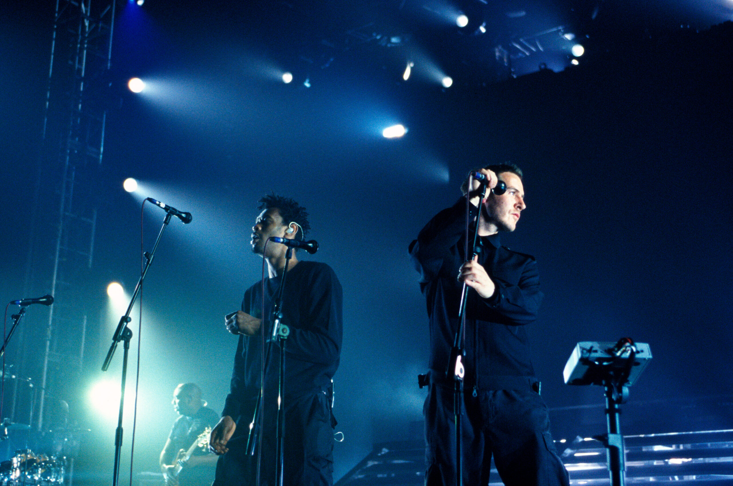 Группа massive attack. Massive Attack. Грант Маршалл massive Attack. Massive Attack Concert\. Massive Attack фото.