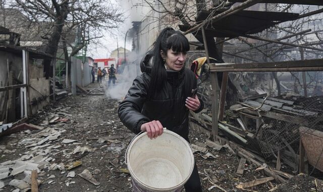 Πόλεμος στην Ουκρανία: Ανελέητες επιθέσεις στη Μαριούπολη – Σοβαρές ελλείψεις σε τρόφιμα και φάρμακα