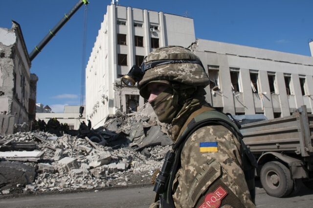 Πόλεμος στην Ουκρανία: Σφοδρές μάχες στη Μαριούπολη – Ανησυχία για ορφανά εγκλωβισμένα σε σανατόριο