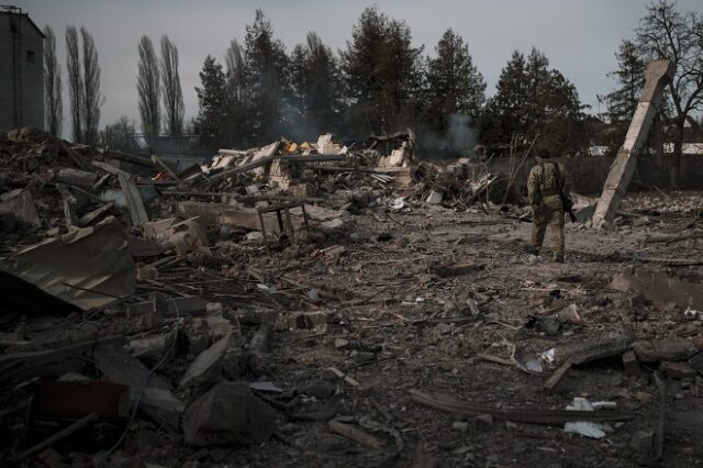 Πόλεμος στην Ουκρανία: Κλιμακώνουν οι Ρώσοι σε Κίεβο και άλλες πόλεις – Κορυφώνεται το δράμα της Μαριούπολης