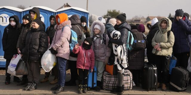 Τους 2.704 έχουν φτάσει οι πρόσφυγες στην Ελλάδα από τον πόλεμο της Ουκρανίας