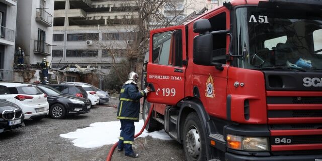 Φωτιά σε διαμέρισμα στη Νίκαια – 2 άτομα στο νοσοκομείο