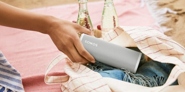 Γνωρίστε το Sonos Roam, το εξαιρετικά φορητό έξυπνο ηχείο που σας επιτρέπει να μεταφέρετε την εμπειρία Sonos παντού