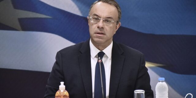 Σταϊκούρας: Ψάχνουμε 2 δισ. ευρώ το 2023 για να μονιμοποιηθεί η μείωση των ασφαλιστικών εισφορών