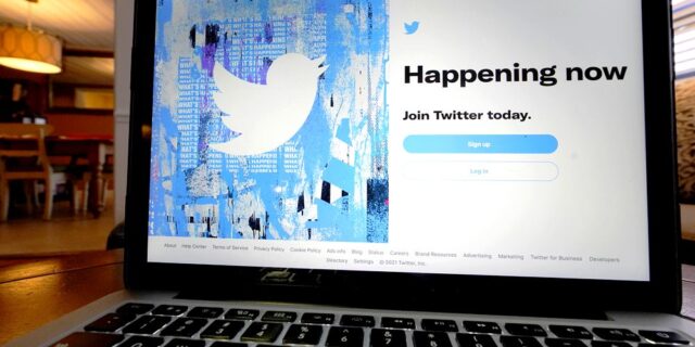 Μπορεί το Twitter να ανεβοκατεβάζει κυβερνήσεις; Μία συζήτηση με τη Ζηνοβία Σαπουνά
