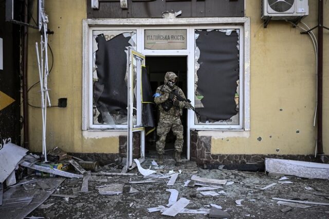 Πόλεμος στην Ουκρανία: Διπλωματικός “πυρετός” με τους νεκρούς να πληθαίνουν – Συνεχίζονται οι διαπραγματεύσεις την Τετάρτη