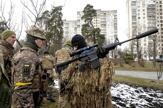 Πόλεμος στην Ουκρανία: Προ των πυλών του Κιέβου οι Ρώσοι-Ετοιμος για συμβιβασμό ο Ζελένσκι