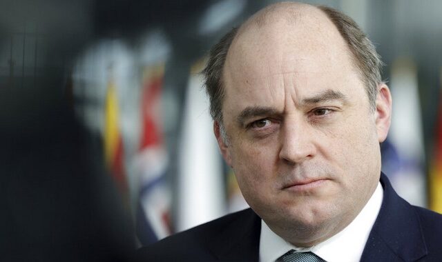 Απίστευτη γκάφα του βρετανού υπουργού Άμυνας: “Μας τελειώνουν τα αντιαρματικά” είπε σε Ρώσους φαρσέρ