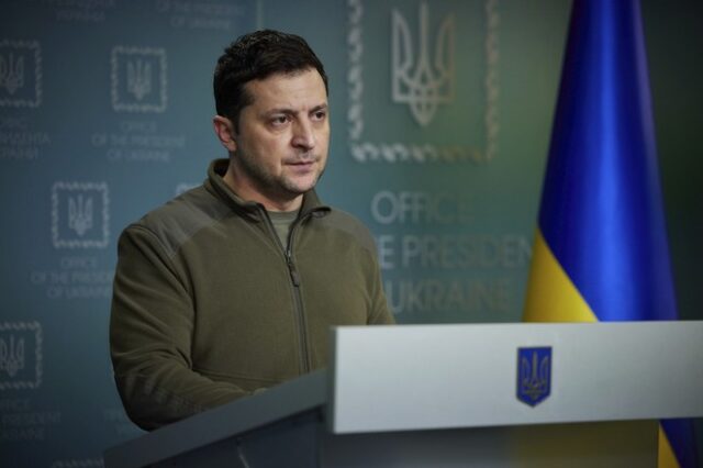 Πόλεμος στην Ουκρανία: Δραματική έκκληση Ζελένσκι – “Βοηθήστε μας, ρίχνουμε τα κορμιά μας μπροστά στα τανκς”