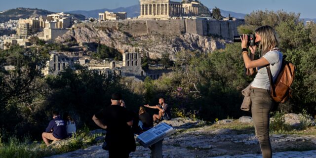 Κορονοϊός: 8.223 νέα κρούσματα σήμερα στην Ελλάδα – 77 νεκροί και 329 διασωληνωμένοι