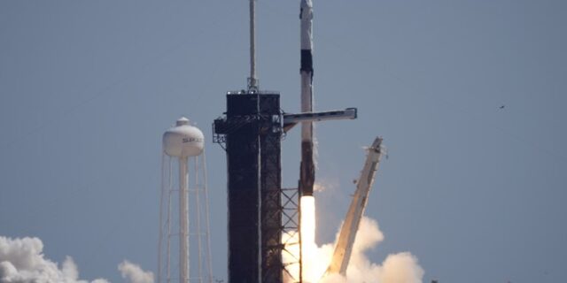 SpaceX: Εκτοξεύτηκε η πρώτη ιδιωτική επανδρωμένη αποστολή στον Διεθνή Διαστημικό Σταθμό