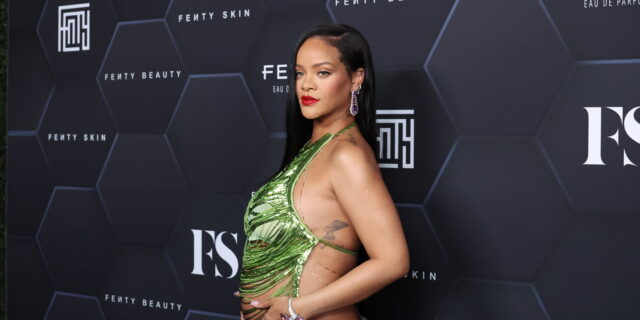Rihanna, πώς τολμάς να είσαι τόσο έγκυος και τόσο γυμνή;
