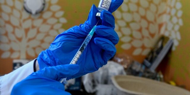 Εμβόλιο κορονοϊού: Ανοίγει σήμερα η πλατφόρμα για την 4η δόση στους άνω των 80 ετών