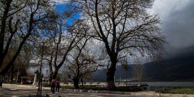 Καιρός: Τοπικές βροχές την Πέμπτη με βαθμιαία βελτίωση από το μεσημέρι