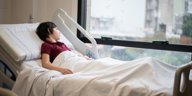 Ηπατίτιδα σε παιδιά: Ποιο σύμπτωμα θα πρέπει να ανησυχήσει τους γονείς