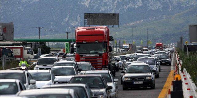 Εθνική Οδός: Τροχαίο ατύχημα με έναν εγκλωβισμένο στην Κινέτα – Ουρές χιλιομέτρων