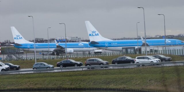 Άμστερνταμ: Χάος στο αεροδρόμιο Schiphol λόγω απεργίας – Εκατοντάδες επιβάτες “κολλημένοι”