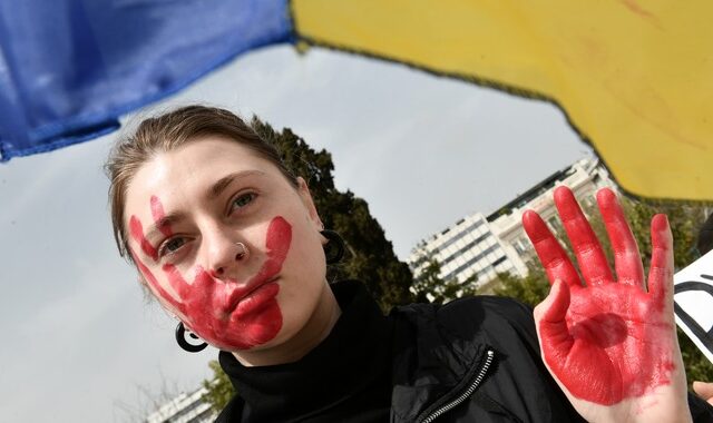 Συγκέντρωση ουκρανών έξω από τη Βουλή κατά την ομιλία Ζελένσκι