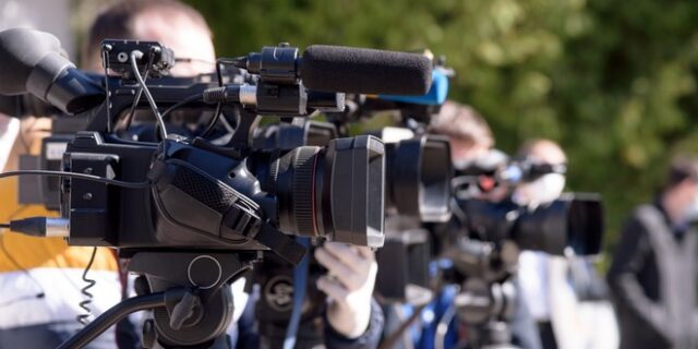 Η Κομισιόν λαμβάνει μέτρα για τις καταχρηστικές αγωγές κατά δημοσιογράφων
