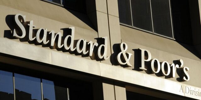 Standard and Poor’s: Διατηρεί την Ελλάδα στο “σκαλί” πριν την επενδυτική βαθμίδα – Πού βλέπει κινδύνους