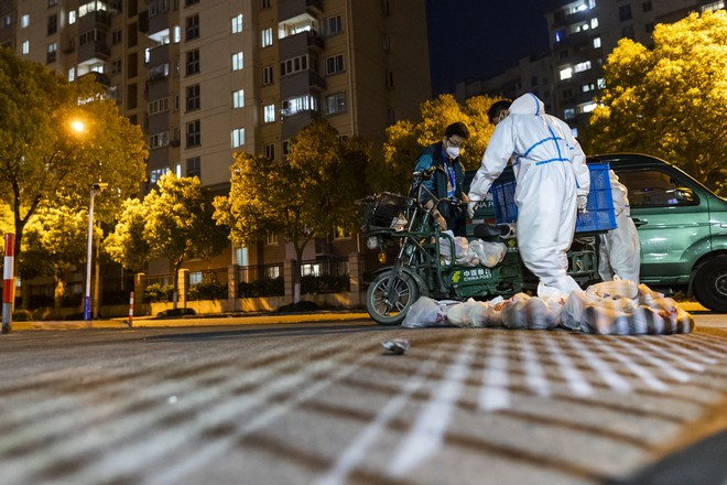 Σαγκάη: Η απόγνωση μεγαλώνει όσο τα τρόφιμα εξαντλούνται – Οι τρεις λόγοι πίσω από το ακραίο lockdown