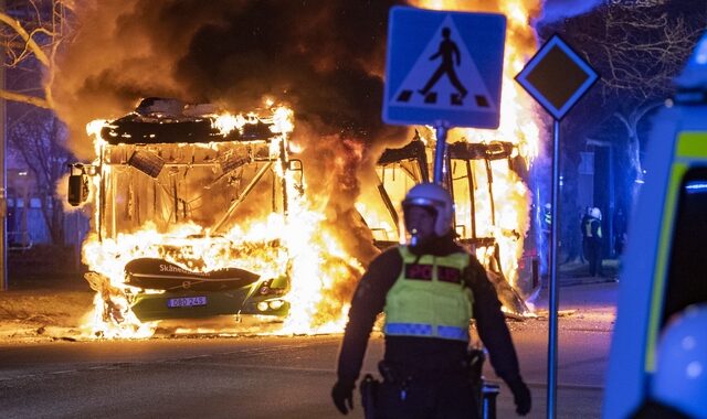 Σουηδία: 26 συλλήψεις για τα επεισόδια σχετικά με το κάψιμο του Κορανίου – Τρεις τραυματίες από αστυνομικά πυρά